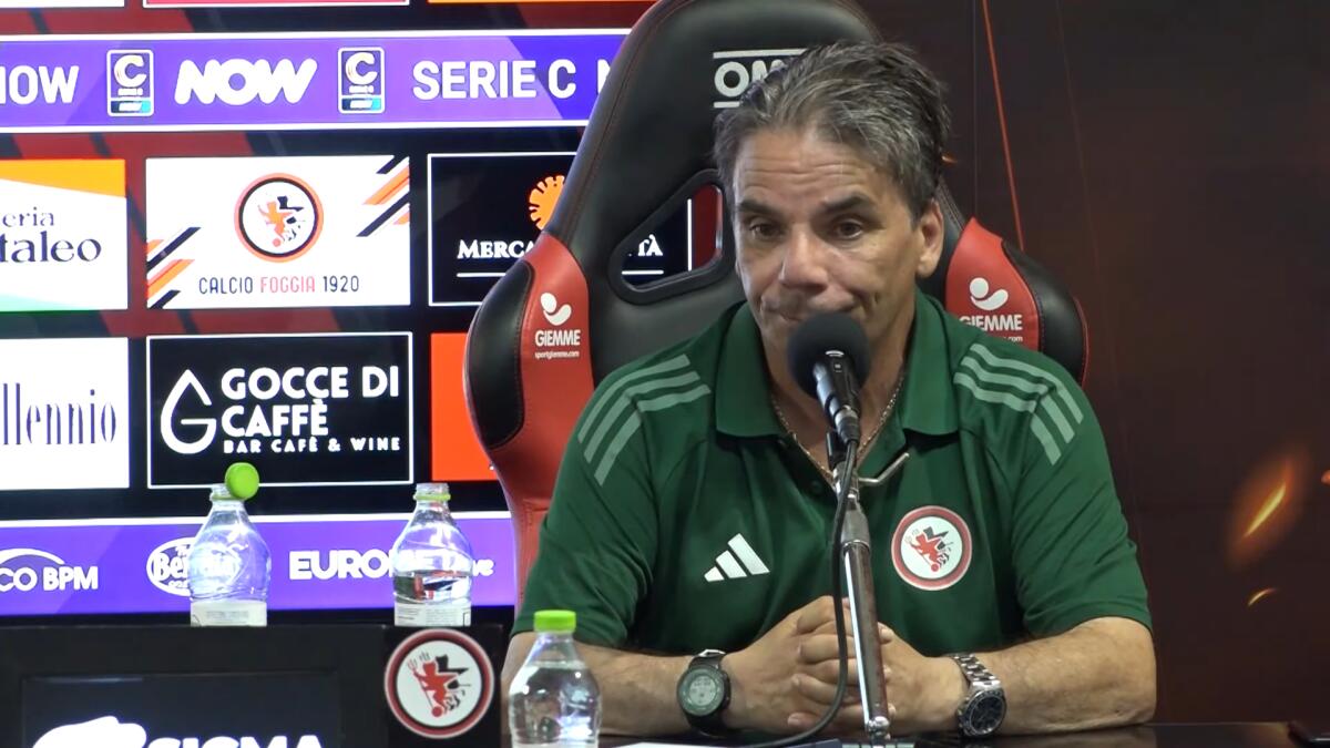 Foggia, i convocati da mister Capuano per l'Avellino - Immagine in evidenza: il nuovo allenatore del Calcio Foggia 1920, Ezio Capuano - crediti foto: canale ufficiale YouTube Calcio Foggia 1920 (frame da video)