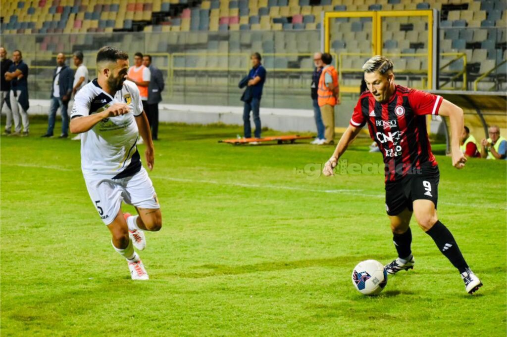 Immagine in evidenza: uno scatto di Foggia-Giugliano (Serie C - girone C 2023/24) - crediti: foto di Luigia Spinelli (RIPRODUZIONE VIETATA)