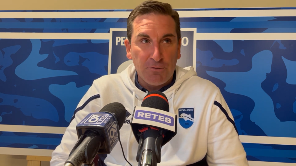 Immagine in evidenza: mister Alberto Colombo - crediti foto: canale ufficiale YouTube Pescara Calcio (frame da video)
