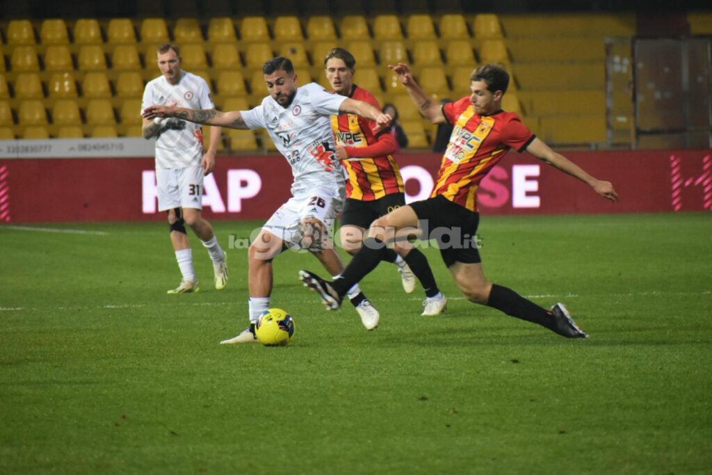 Immagine in evidenza: uno scatto di Benevento-Foggia (Serie C - girone C 2023/24) - crediti: foto di Luigia Spinelli (RIPRODUZIONE VIETATA)