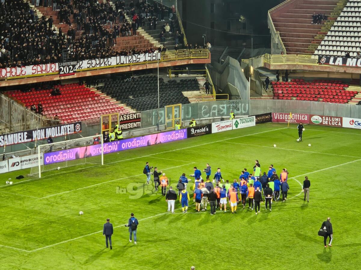 L’omaggio dei calciatori del Cerignola per Gaetano, Michele e Samuel - Immagine in evidenza: uno scatto dal pregara di Foggia-Cerignola (Serie C - girone C 2024/25) - crediti: foto di Mario Mescia/lagoleada.it (RIPRODUZIONE VIETATA)