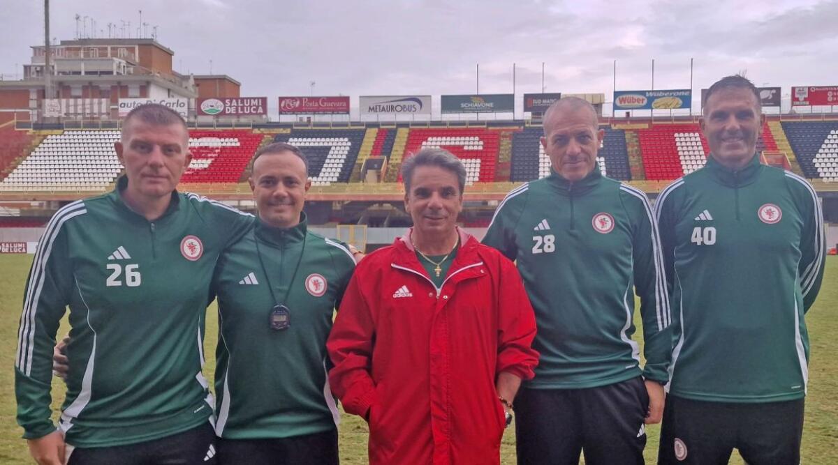 Foggia, definito lo staff di mister Capuano: ecco qual è - Immagine in evidenza: lo staff di mister Ezio Capuano - crediti foto: sito ufficiale Calcio Foggia 1920