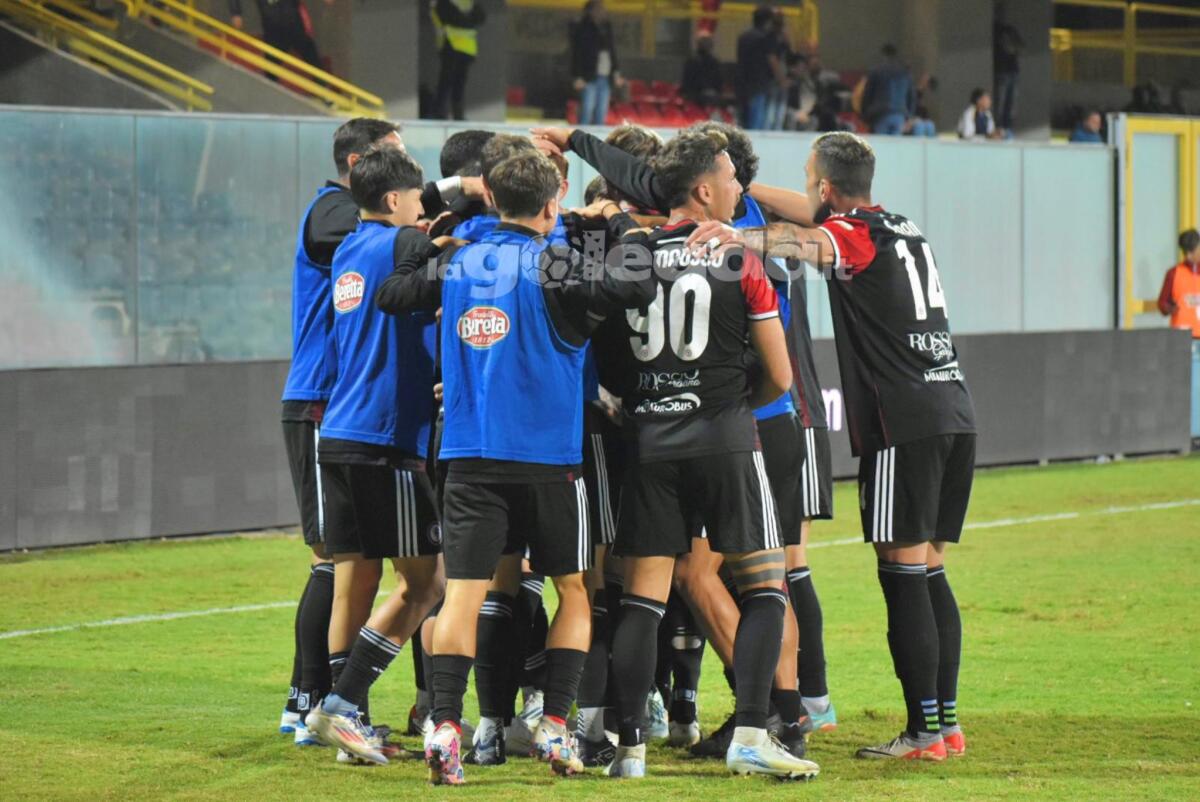 Foggia a trazione anteriore, l'insolito "3-3-1-3" ha funzionato - Immagine in evidenza: uno scatto di Foggia-Taranto (Serie C - girone C 2024/25) - crediti: foto di Luigia Spinelli (RIPRODUZIONE VIETATA)