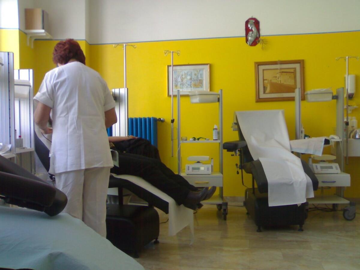 "Gravissimo". Infermiera accoltellata in un centro di salute mentale - Un grave episodio di violenza si è verificato nella mattinata presso il Centro di Salute Mentale della Casa della Comunità di Meldola, in provincia di Forlì. Un'infermiera è stata brutalmente aggredita da un paziente, che l'ha colpita con diverse col
