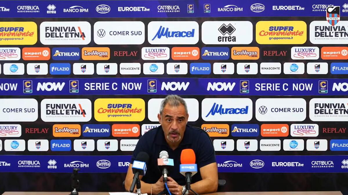 Catania, i convocati da mister Toscano per il Foggia - Immagine in evidenza: mister Domenico Toscano - crediti foto: canale ufficiale YouTube Catania FC (frame da video)