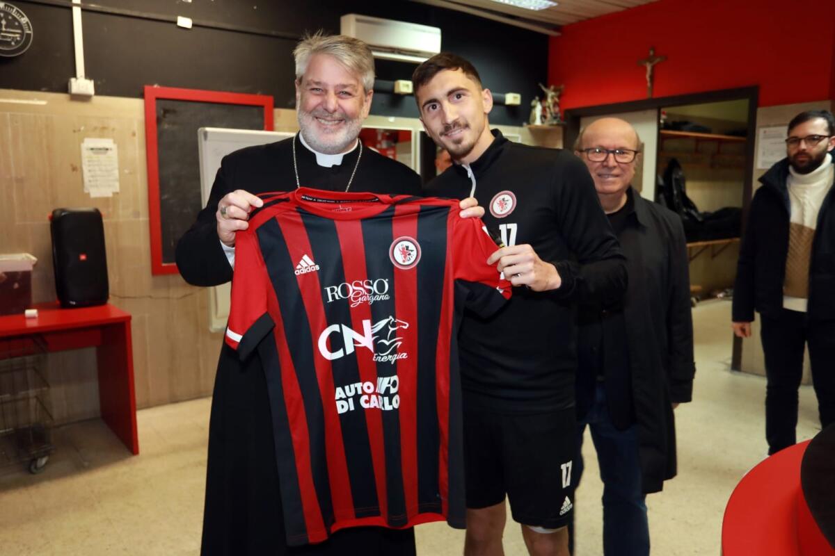 Incidente tifosi Foggia, veglia presieduta da Mons. Ferretti - Immagine in evidenza: Mons. Ferretti e capitan Rizzo, crediti: Calcio Foggia/Antonellis