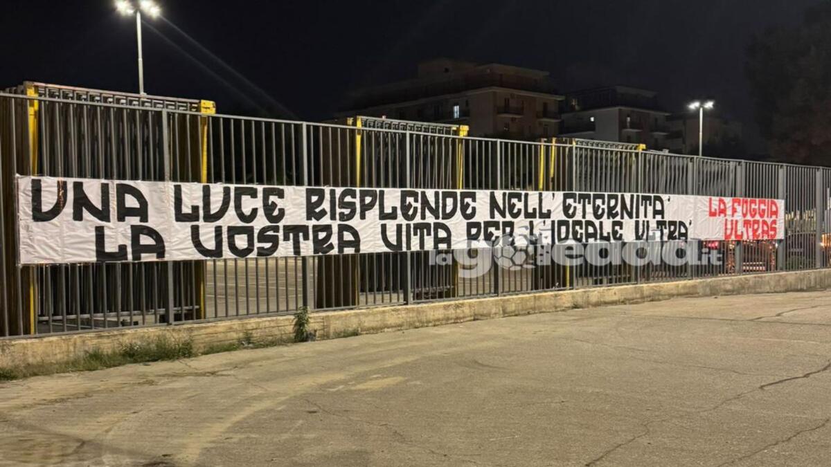 Rientrate a Foggia le salme di Samuel, Michele e Gaetano - Immagine in evidenza: lo striscione dedicato a Samuel Del Grande, Michele Biccari e Gaetano Gentile - crediti: foto di Mario Mescia/lagoleada.it (RIPRODUZIONE VIETATA)