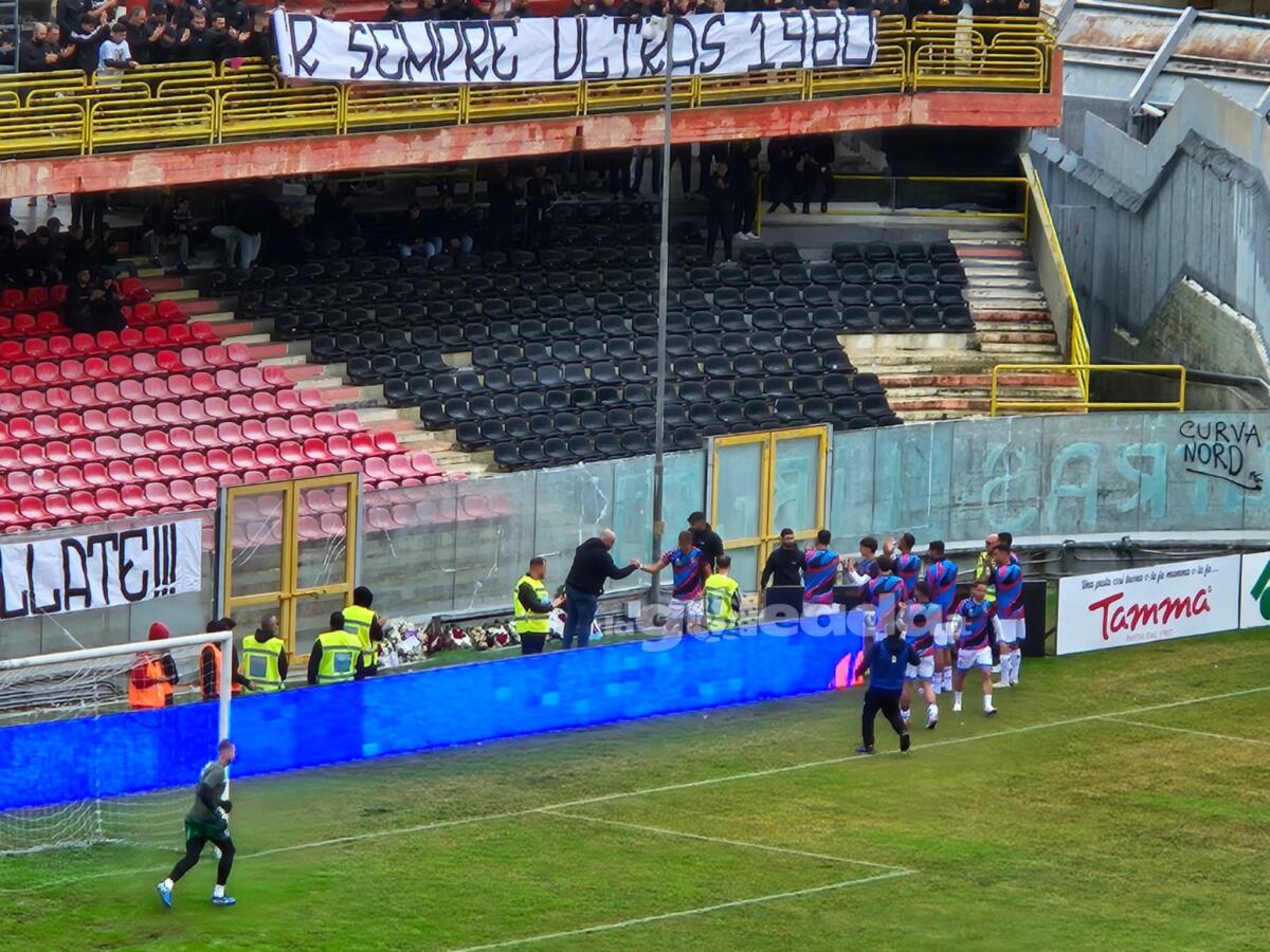 L’omaggio dei calciatori del Catania per Gaetano, Michele e Samuel - Immagine in evidenza: uno scatto dal pregara di Foggia-Catania (Serie C - girone C 2024/25) - crediti: foto di Mario Mescia/lagoleada.it (RIPRODUZIONE VIETATA)