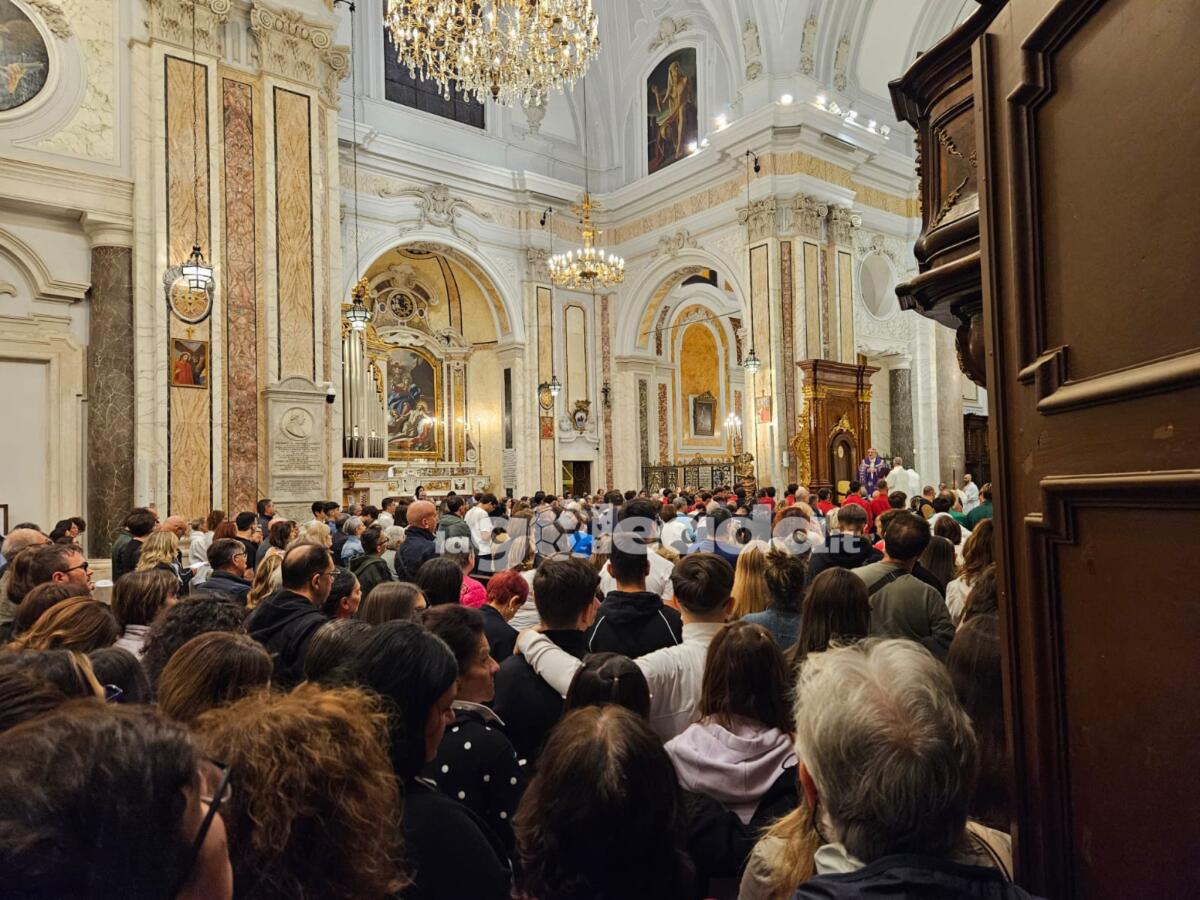 Foggia, la Cattedrale colma per ricordare Samuel, Michele e Gaetano - La Cattedrale di Foggia colma di gente, durante la veglia per ricordare le vittime dell’incidente (Samuel, Michele e Gaetano) e dedicare un momento di preghiera per gli altri due giovanissimi coinvolti che stanno lottando per la propria vita (Samuele