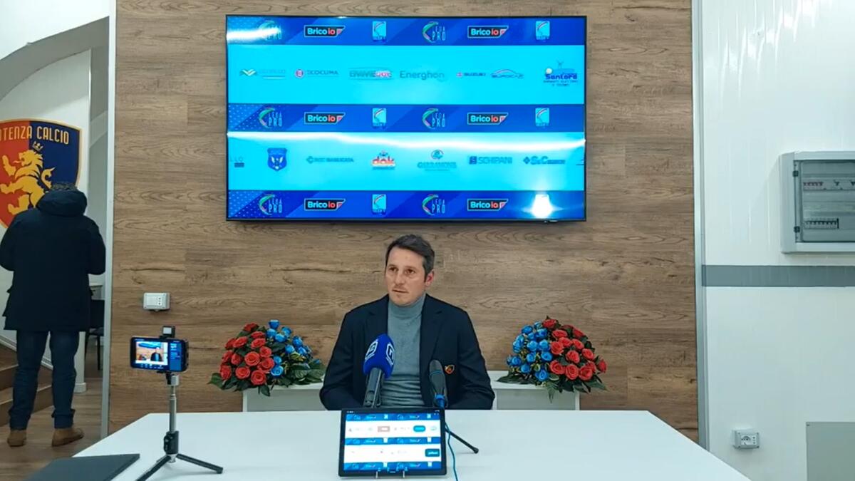 Potenza, De Giorgio: "Foggia squadra forte. Gara difficile" - Immagine in evidenza: mister Pietro De Giorgio - crediti foto: pagina ufficiale Facebook Potenza Calcio (frame da video)