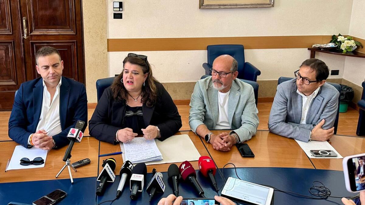 Foggia, le disposizioni del Comune per i funerali dei tre ragazzi - Immagine in evidenza: la conferenza stampa del Comune di Foggia sul futuro societario rossonero (28/05/2024) - crediti foto: pagina ufficiale Facebook Città di Foggia