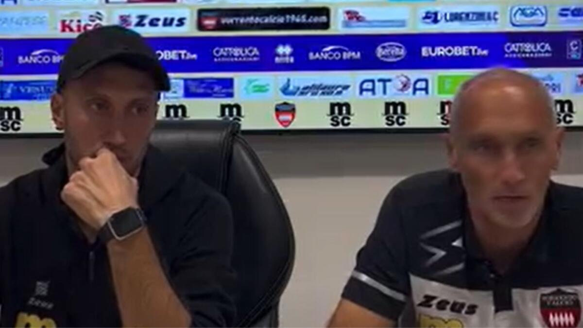 Sorrento, Barilari: "Penso ai tifosi del Foggia scomparsi e a chi lotta per la vita" - Immagine in evidenza: mister Enrico Barilari e Vasco Regini - crediti: pagina ufficiale Facebook Sorrento Calcio (frame da video)