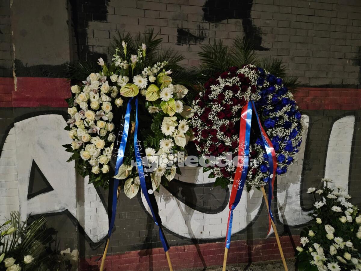 Da Nord a Sud, fiori a Foggia: l’Italia piange per Gaetano, Michele e Samuel - L’omaggio dell’Italia a Foggia per Gaetano, Michele e Samuel. Nella foto le corone degli ultras di Atalanta e Cagliari. Foto di Mario Mescia per lagoleada.it, riproduzione vietata