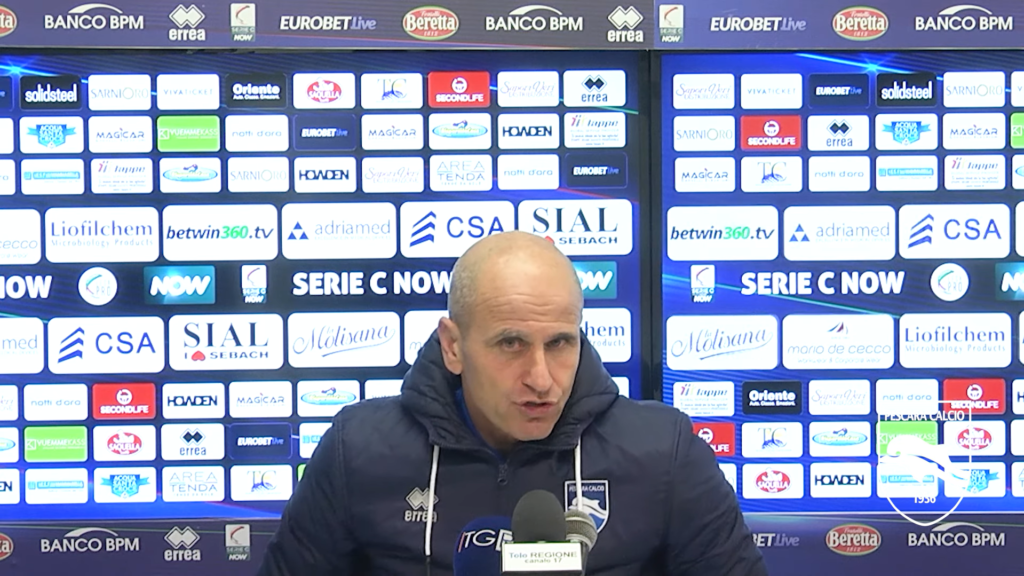Immagine in evidenza: mister Giovanni Bucaro - crediti foto: canale ufficiale YouTube Pescara Calcio (frame da video)