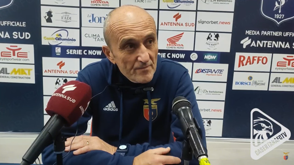 Immagine in evidenza: mister Vincenzo Cangelosi - crediti: canale ufficiale YouTube Casertana FC Official (frame da video)