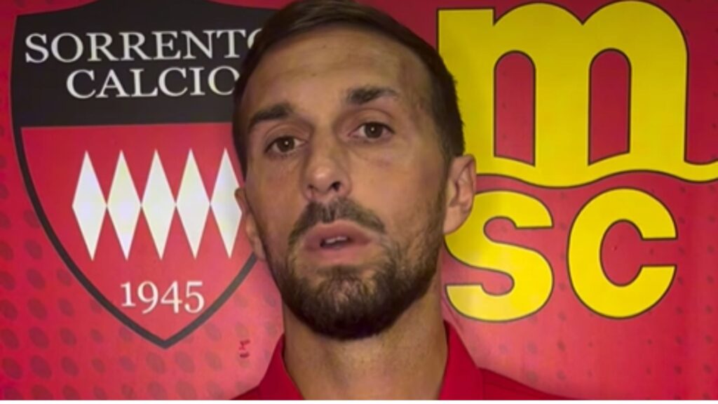 Immagine in evidenza: Alessandro Polidori - crediti foto: pagina ufficiale Facebook Sorrento Calcio (frame da video)