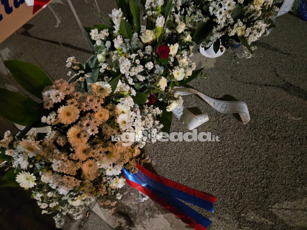 L’omaggio dell’Italia a Foggia per Gaetano, Michele e Samuel. Nella foto le corone degli ultras del Catania, Siracusa e Grenoble. Foto di Mario Mescia per lagoleada.it, riproduzione vietata