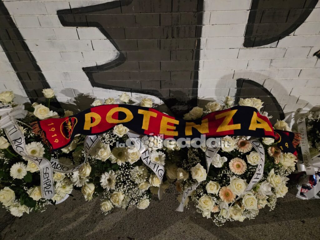 L’omaggio dell’Italia a Foggia per Gaetano, Michele e Samuel. Nella foto le corone degli ultras del Potenza. Foto di Mario Mescia per lagoleada.it, riproduzione vietata