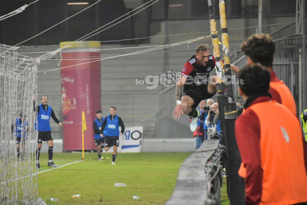 Immagine in evidenza: uno scatto di Foggia-Taranto (Serie C - girone C 2024/25) - crediti: foto di Luigia Spinelli (RIPRODUZIONE VIETATA)