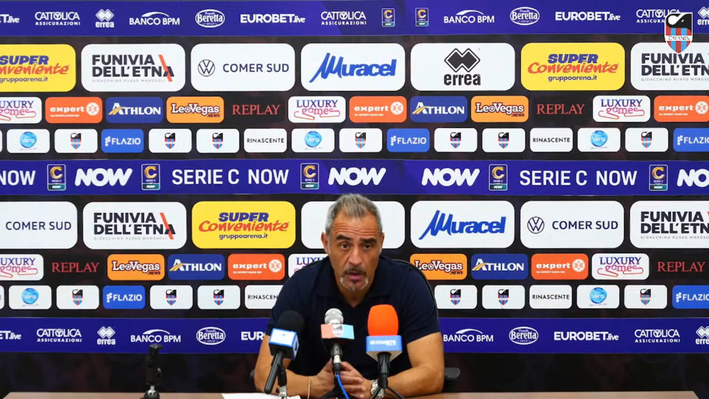 Immagine in evidenza: mister Domenico Toscano - crediti foto: canale ufficiale YouTube Catania FC (frame da video)