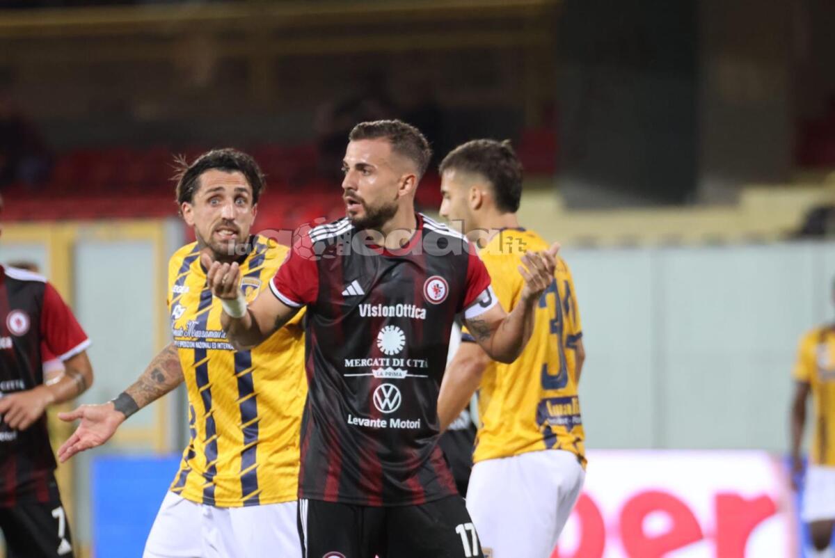 Foggia, una giornata di squalifica per Tascone: il motivo - Immagine in evidenza: uno scatto di Foggia-Giugliano (Serie C - girone C 2024/25) - crediti: foto di Monica Carbosiero (RIPRODUZIONE VIETATA)