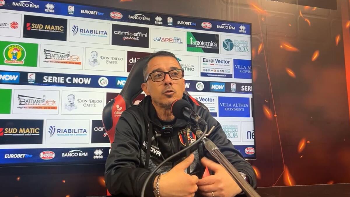 Crotone, i convocati da mister Longo per il Foggia - Immagine in evidenza: mister Emilio Longo - crediti: pagina ufficiale Facebook AZ Picerno (frame da video)
