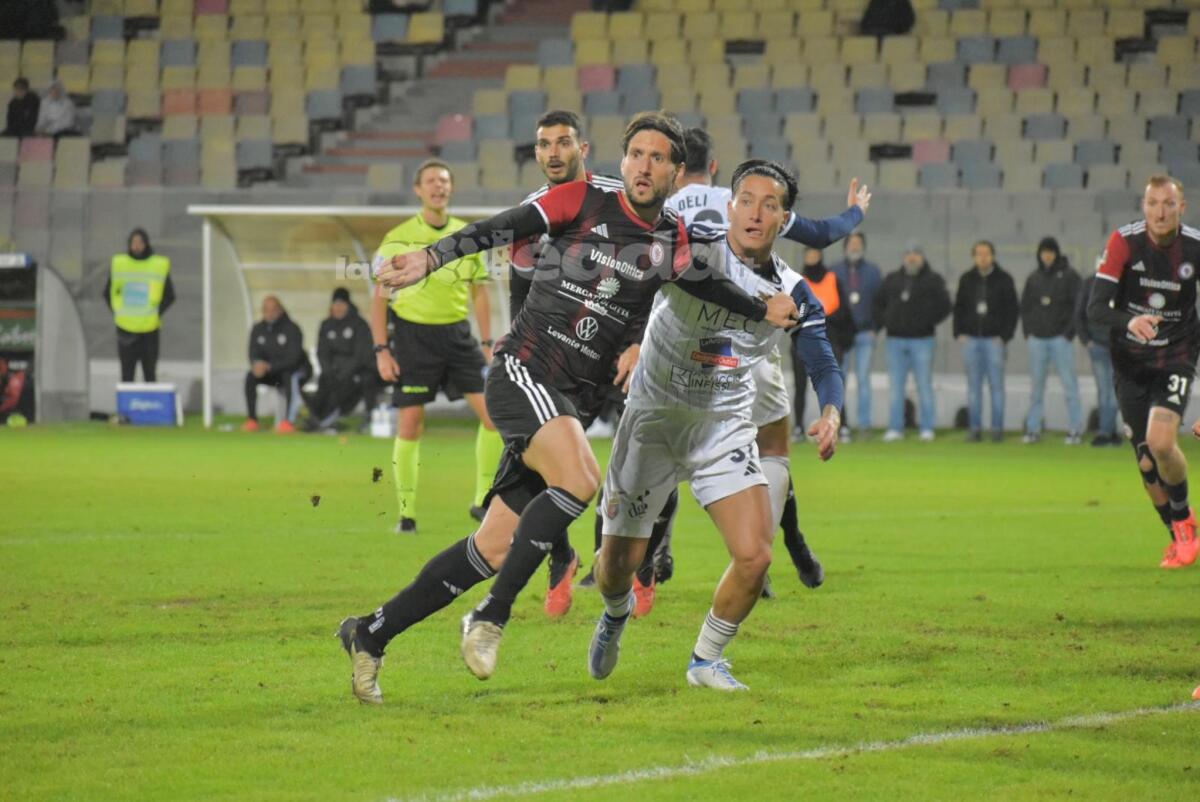Foggia-Casertana, tutto pari nel Friday Night: 0-0 allo Zac - Immagine in evidenza: uno scatto di Foggia-Casertana (Serie C - girone C 2024/25) - crediti: foto di Luigia Spinelli (RIPRODUZIONE VIETATA)