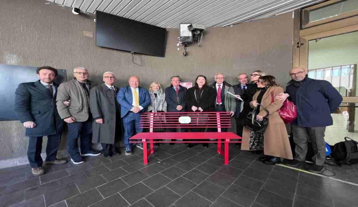 Tribunale di Foggia: inaugurata una “Panchina Rossa” per dire no alla violenza sulle donne - Seleziona Tribunale di Foggia: inaugurata una “Panchina Rossa” per dire no alla violenza sulle donne	
Tribunale di Foggia: inaugurata una “Panchina Rossa” per dire no alla violenza sulle donne