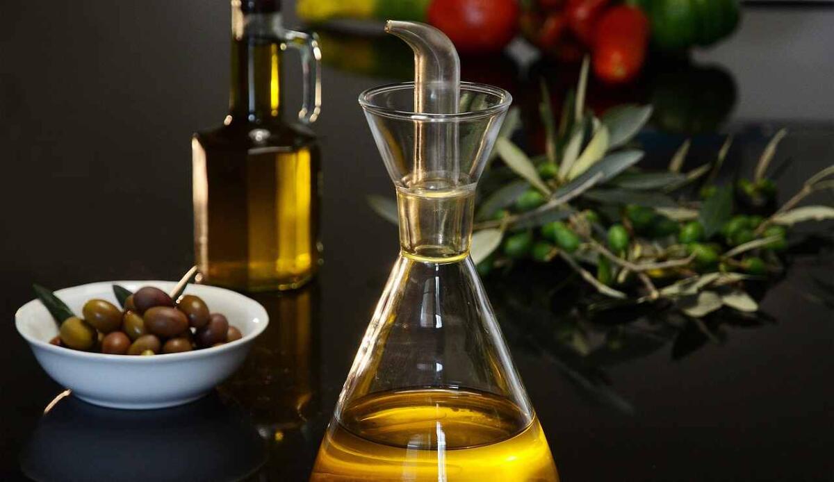 La dieta mediterranea è davvero la migliore? - Olio extravergine di oliva ed alcune olive (Pixabay foto) - www.notiziesecche.it