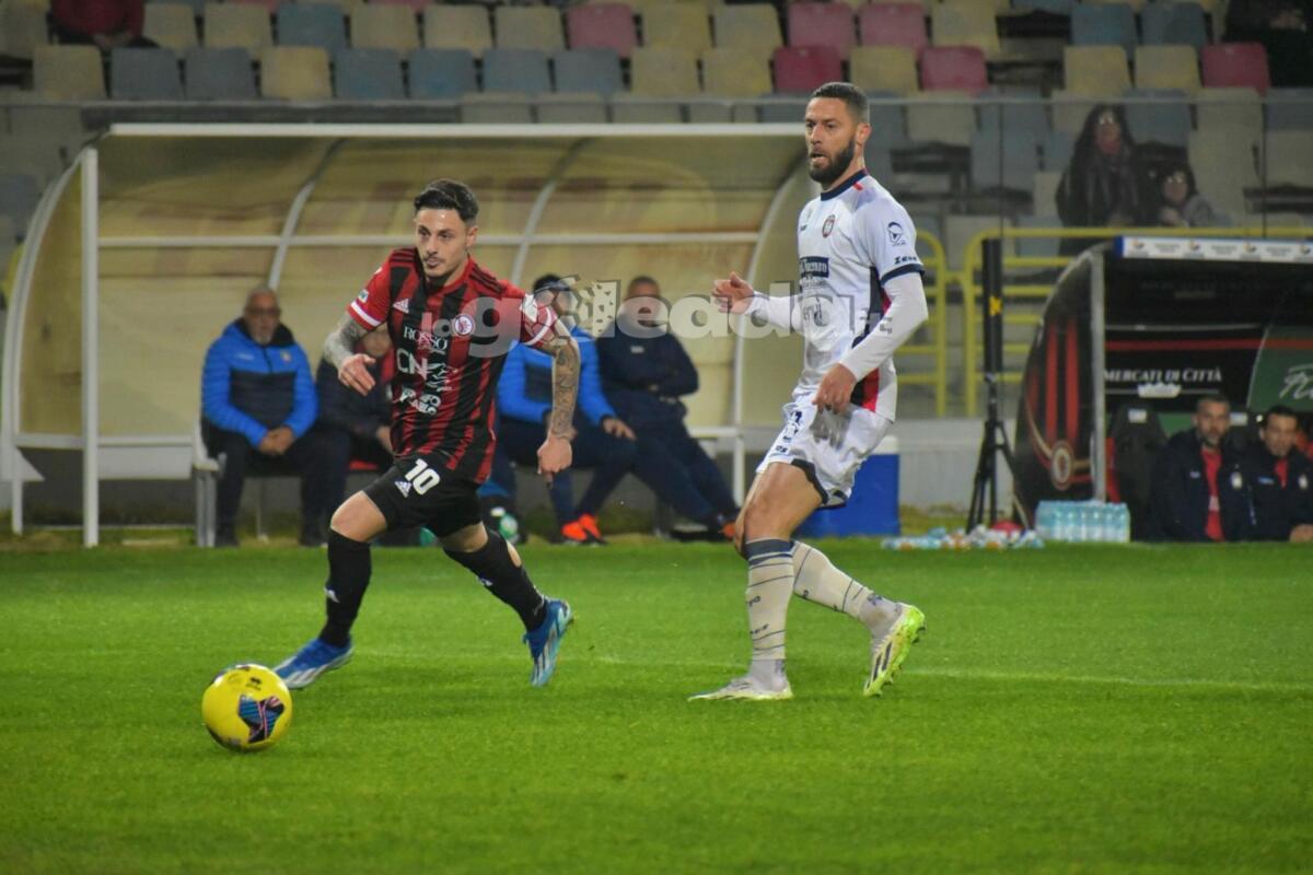 Foggia-Crotone 1-1, risultato finale - Immagine in evidenza: uno scatto di Foggia-Crotone (Serie C - girone C 2023/24) - crediti: foto di Luigia Spinelli (RIPRODUZIONE VIETATA)