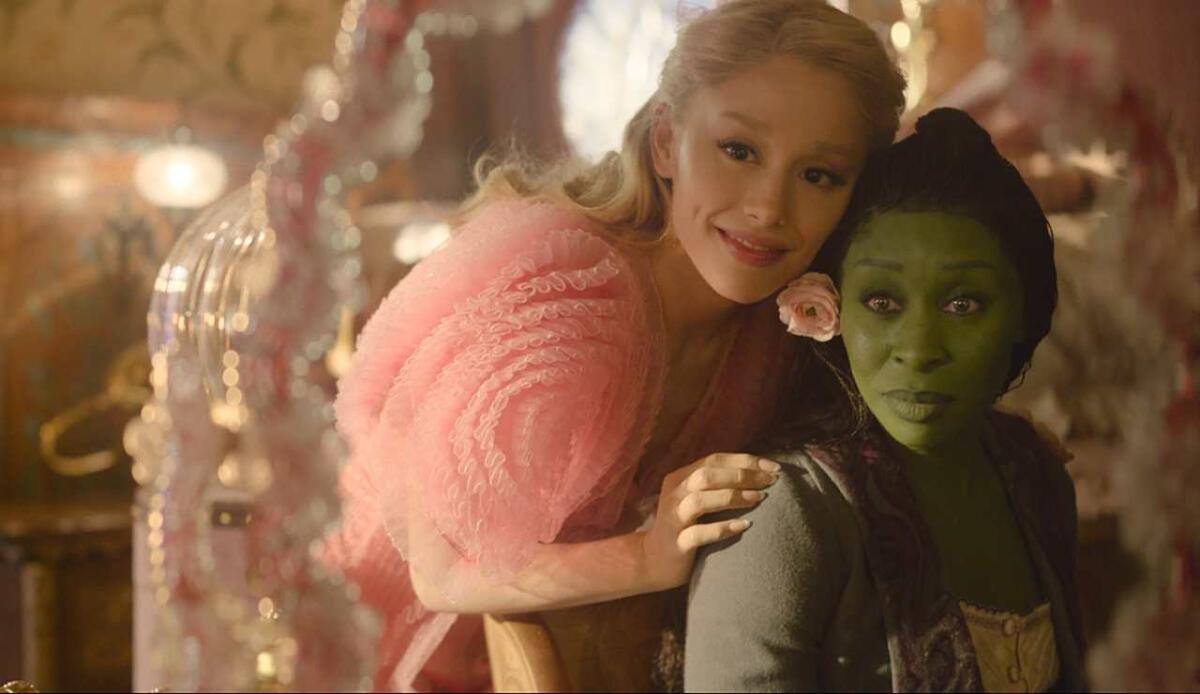 Wicked: il film tratto dal famosissimo musical sta avendo un successo enorme negli USA - Ariana Grande e Cynthia Erivo in Wicked (Universal Pictures FOTO) - www.notiziesecche.it