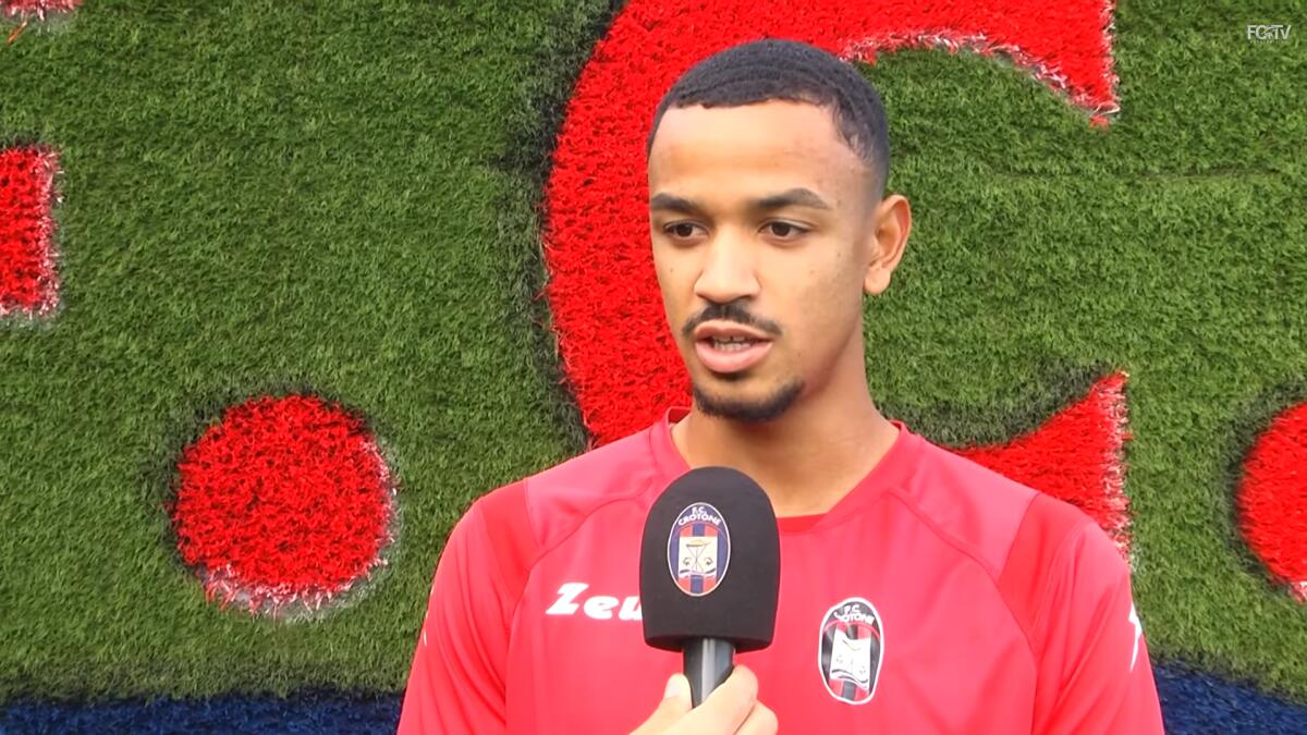 Crotone, Schirò: "A Foggia sarà tosta" - Immagine in evidenza: Thomas Schirò - crediti foto: canale ufficiale YouTube Crotone Calcio (frame da video)