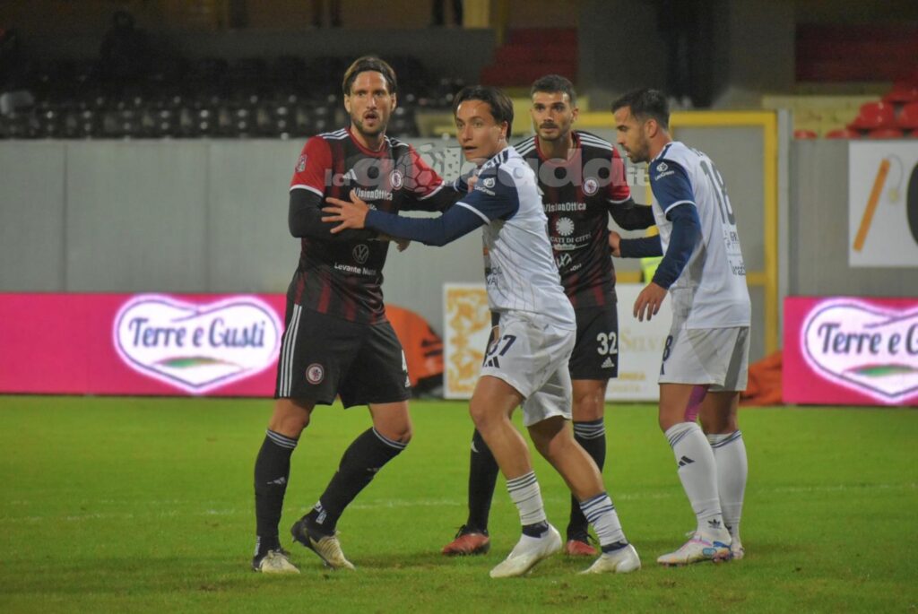 Immagine in evidenza: uno scatto di Foggia-Casertana (Serie C - girone C 2024/25) - crediti: foto di Luigia Spinelli (RIPRODUZIONE VIETATA)