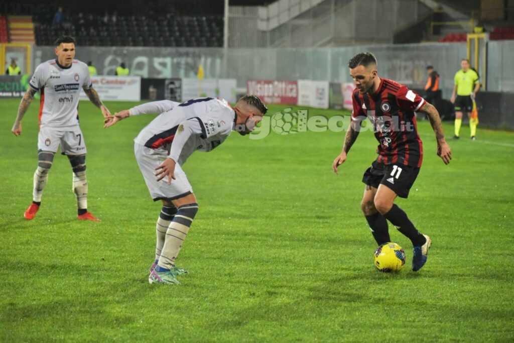 Immagine in evidenza: uno scatto di Foggia-Crotone (Serie C - girone C 2023/24) - crediti: foto di Luigia Spinelli (RIPRODUZIONE VIETATA)