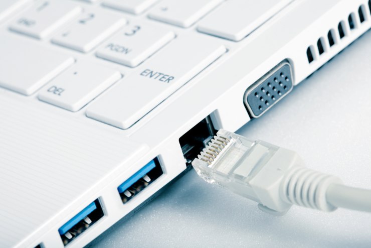 Cavi Ethernet attaccati al PC (Depositphotos Foto) - www.notiziesecche.it