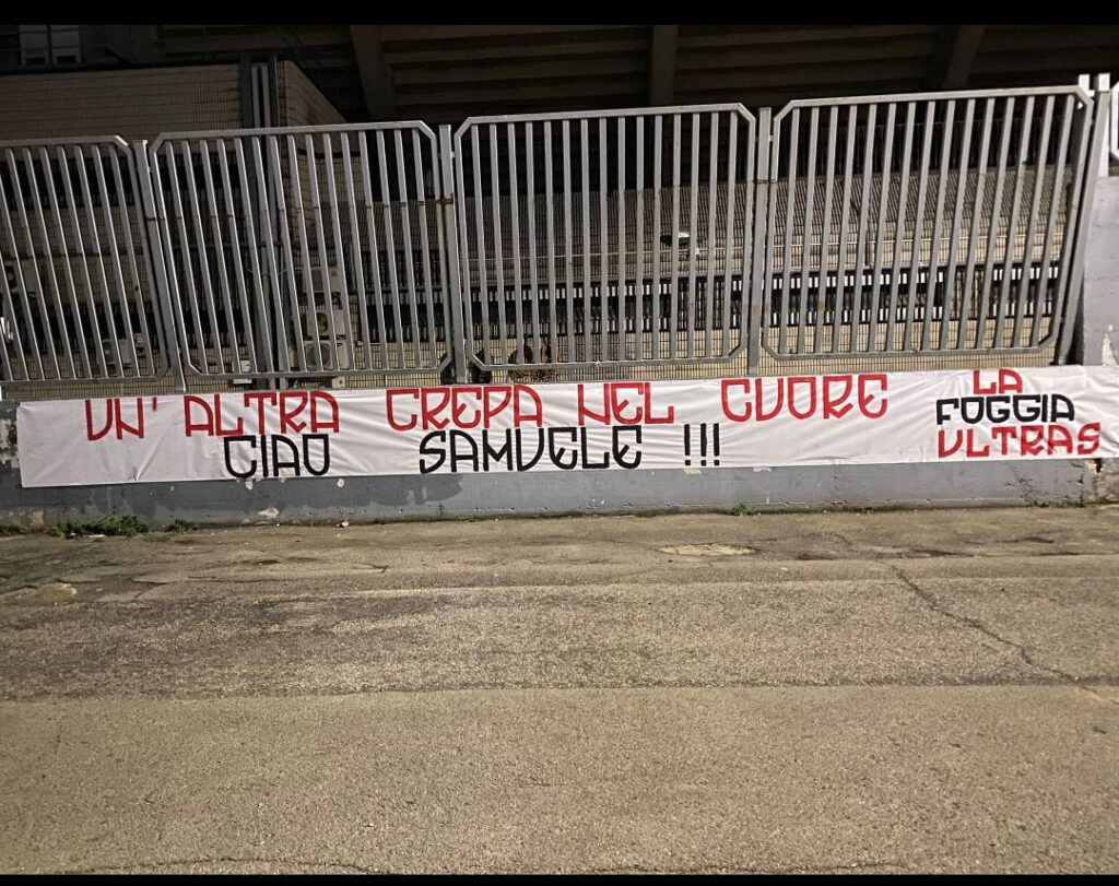 Immagine in evidenza: lo striscione della Foggia Ultras per Samuele - crediti foto: profilo ufficiale Facebook Curva Nord Foggia