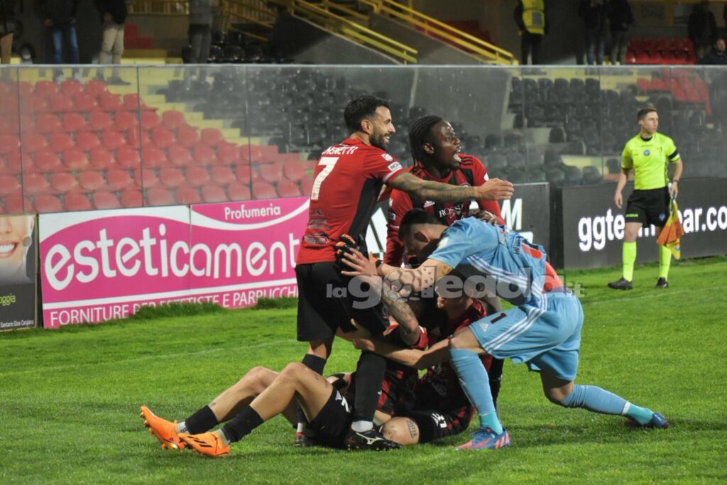Immagine in evidenza: uno scatto di Foggia-Crotone (Serie C - girone C 2023/24) - crediti: foto di Luigia Spinelli (RIPRODUZIONE VIETATA)