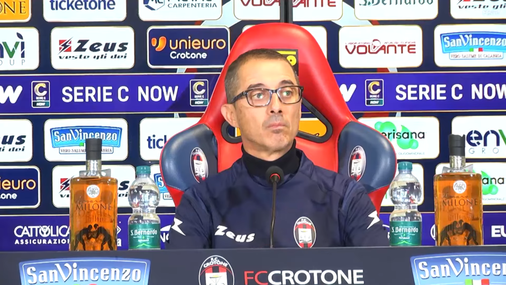 Immagine in evidenza: mister Emilio Longo - crediti foto: canale ufficiale YouTube Crotone Calcio (frame da video)
