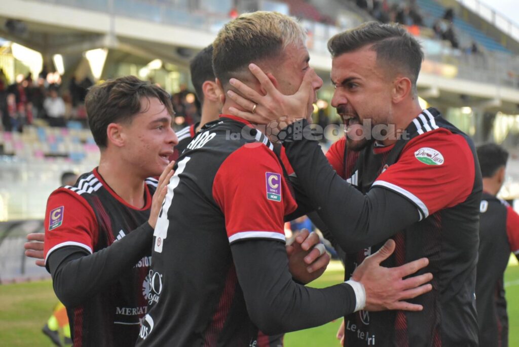 Immagine in evidenza: uno scatto di Foggia-Crotone (Serie C - girone C 2024/25) - crediti: foto di Luigia Spinelli (RIPRODUZIONE VIETATA)