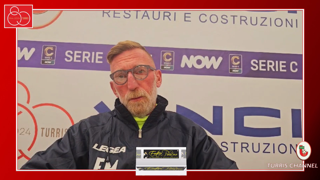 Immagine in evidenza: mister Mirko Conte - crediti foto: canale ufficiale YouTube Turris Calcio (frame da video)