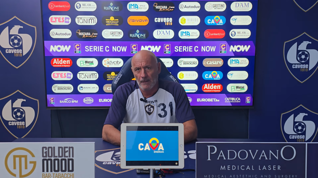 Immagine in evidenza: mister Vincenzo Maiuri - crediti foto: canale ufficiale YouTube Cavese 1919 (frame da video)