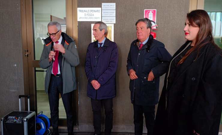 Tribunale di Foggia: inaugurata una “Panchina Rossa” per dire no alla violenza sulle donne