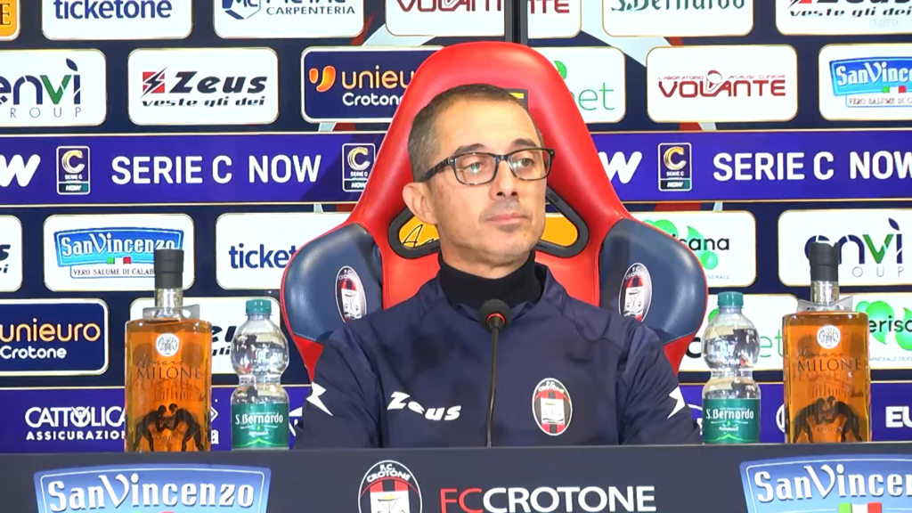 Immagine in evidenza: mister Emilio Longo - crediti foto: canale ufficiale YouTube Crotone Calcio (frame da video)
