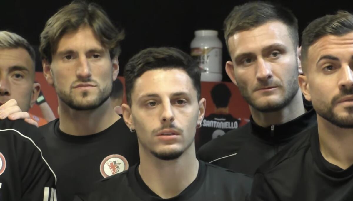 Foggia, il commosso video di Natale "nel ricordo di chi vive nei nostri cuori" - Immagine in evidenza: gli auguri di Natale del Calcio Foggia 1920 - crediti foto: pagina ufficiale Facebook Calcio Foggia 1920 (frame da video)