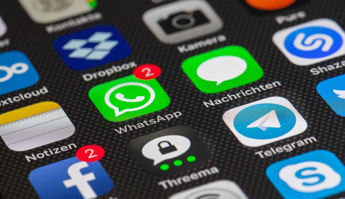 Brutte notizie per migliaia di utenti: WhatsApp sta per essere disinstallato | Chi ha un iPhone si ritroverà tagliato fuori - L'icona di Whatsapp e di altre app (Pixabay FOTO) - www.notiziesecche.it
