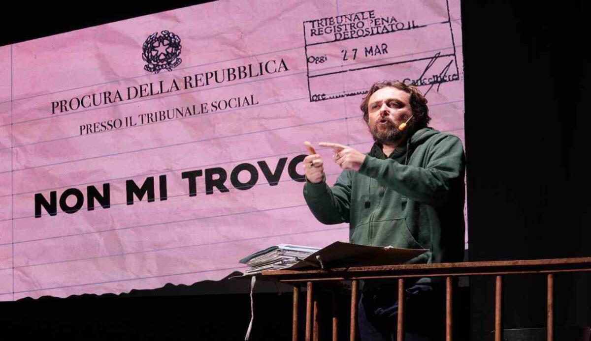 "Non mi trovo". PINUCCIO racconta i paradossi dei social - PINUCCIO