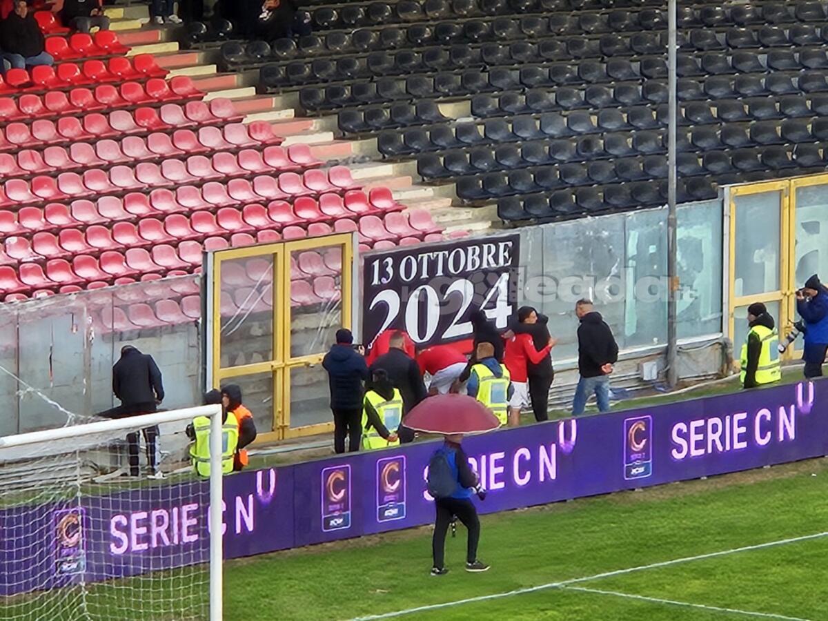 L'omaggio del Crotone per i quattro angeli rossoneri - Immagine in evidenza: uno scatto di Foggia-Crotone (Serie C - girone C 2024/25) - crediti: foto di Mario Mescia/lagoleada.it (RIPRODUZIONE VIETATA)