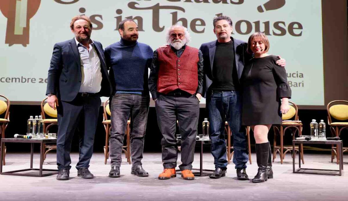 "SANTA CLAUS IS IN THE HOUSE". Spot della Regione Puglia su CNN e BBC News - "SANTA CLAUS IS IN THE HOUSE". Spot della Regione Puglia su CNN e BBC News