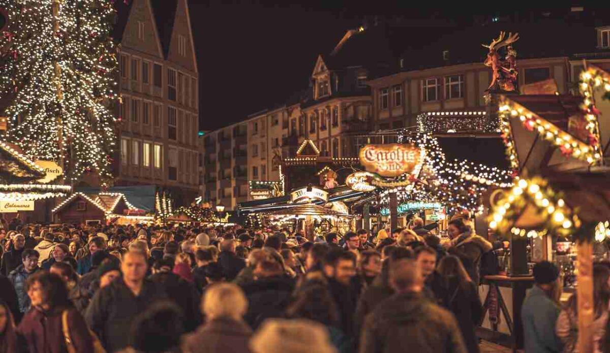 Luci d’autore: ecco quali sono le 10 luminarie italiane da non perdere a Natale 2024 - Mercatini di Natale (Pixabay FOTO)- www.notiziesecche.it