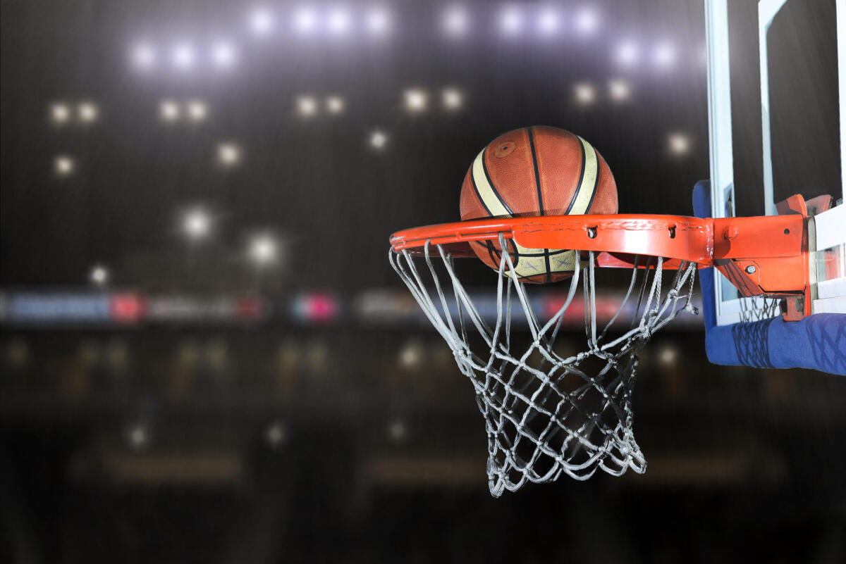 Le migliori squadre di basket italiane e le loro storie - Basketball ball,  board and net in front of big modern basketball arena with flares and lights (<a href="https://www.vecteezy.com/free-photos/backboard">Backboard Stock photos by Vecteezy</a>)